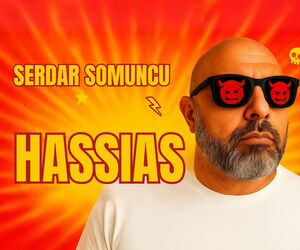 Serdar Somuncu mit Sonnenbrille in die Ferne blickend