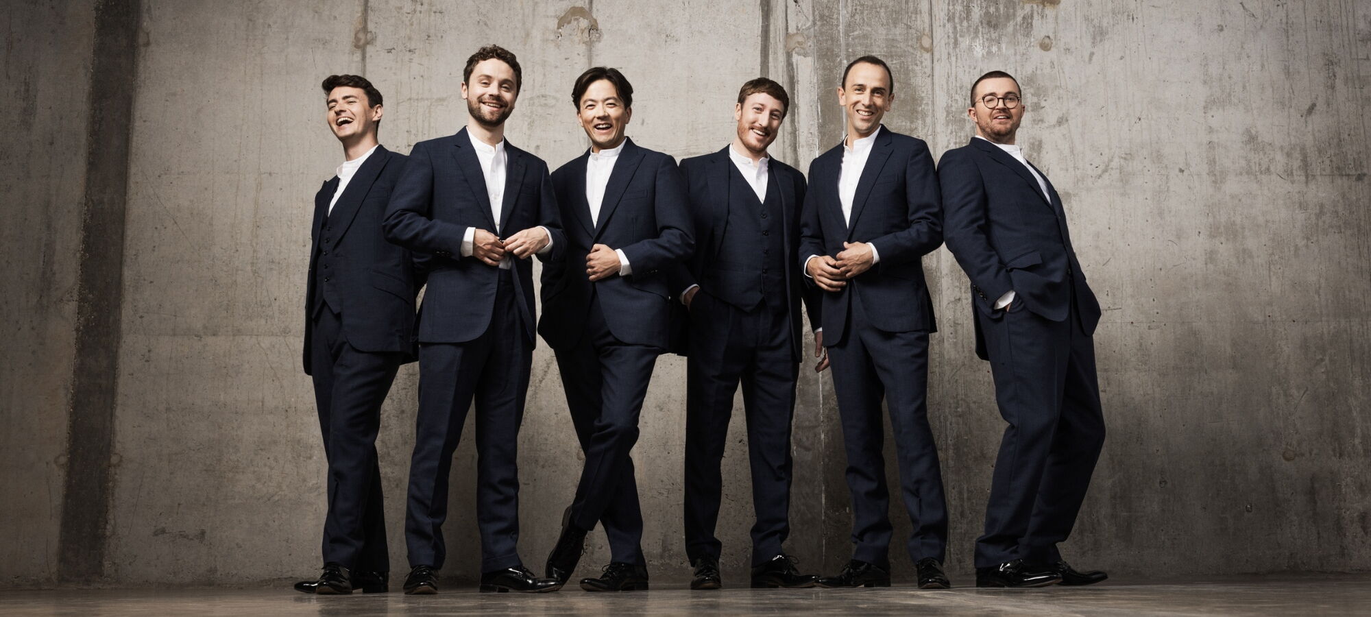 The King Singer's in schwarzem Anzügen mit weißen Hemden.