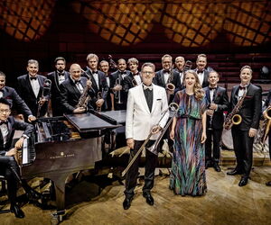 Das Orchester auf einer Bühne mit den Solisten im Vordergrund