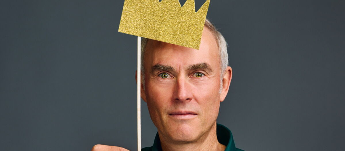 Johann König mit goldener Krone aus Papier