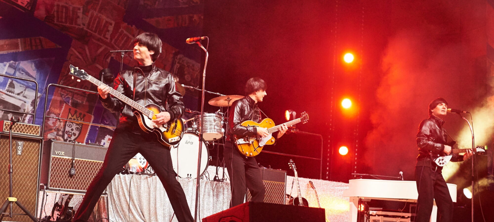Die  Tribute Band der Beatles auf der Bühne Gitarre spielend