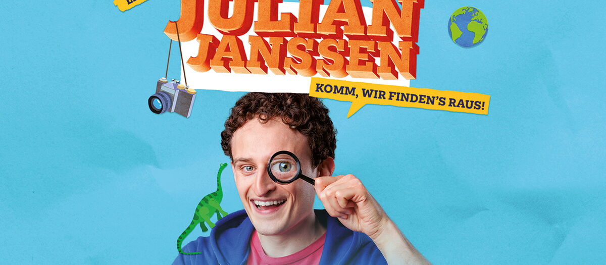 Julian Janssen durch eine Lupe schauend mit blauer Jacke und rotem T-Shirt vor hellblauem Hintergrund. Auf der Jacke zwei grüne Dinos. Schriftzug und Titel der Veranstaltung im oberen Teil des Bildes.