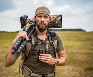 Robert Marc Lehmann mit Outdoor-Ausrüstung in der Natur