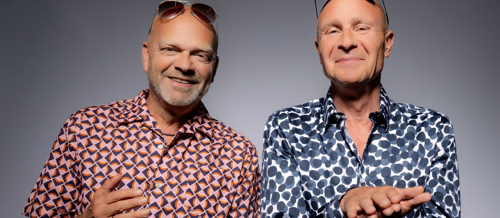 die feisten mit bunten Hemden in die Kamera lachend