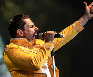 Double Freddy Mercury seitlich singend mit Mikrofon in der Hand