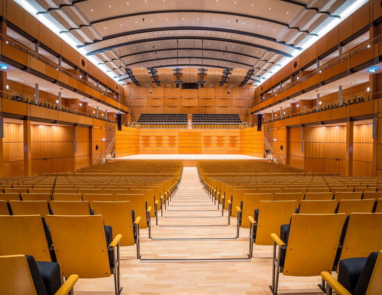 Blick vom Eingang des Zuschauerraumes auf die Bühne in der Musik- und Kongresshalle Lübeck
