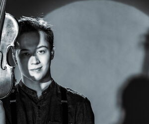 Der Geiger Johan Dalene mit seiner Violine.