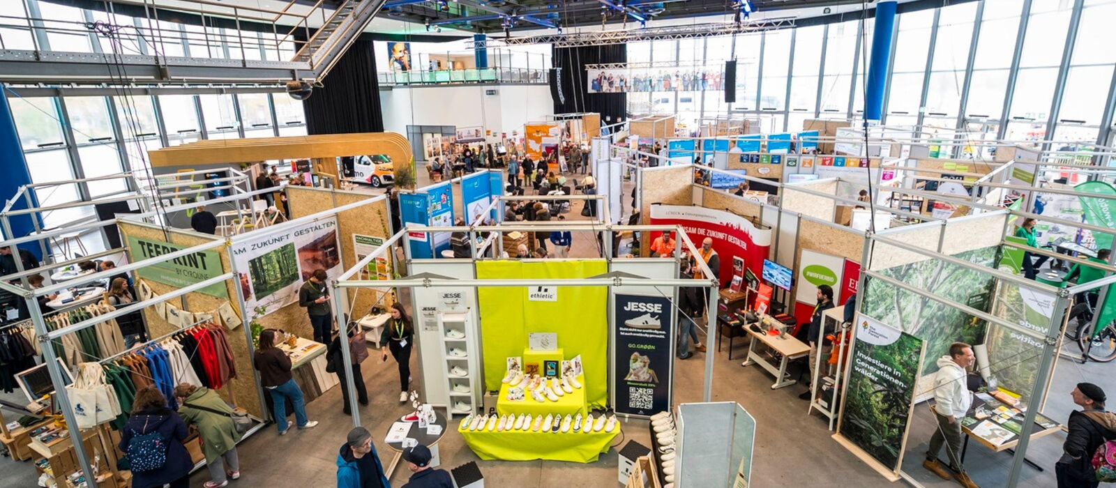 Blick von oben auf die Ausstellung der GO.GRØØN - Messe für Nachhaltiges & Faires 2024 in der Rotunde der Musik- und Kongresshalle Lübeck