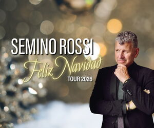 Semino Rossi vor weihnachtlichem Hintergrund