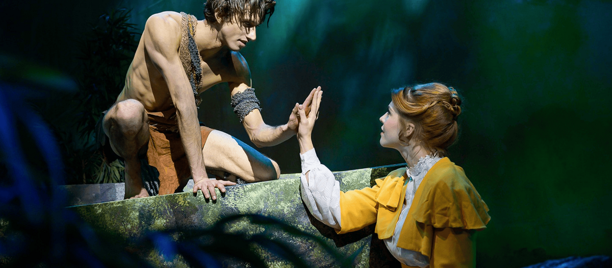 Darsteller in Kostümen vor Kulisse