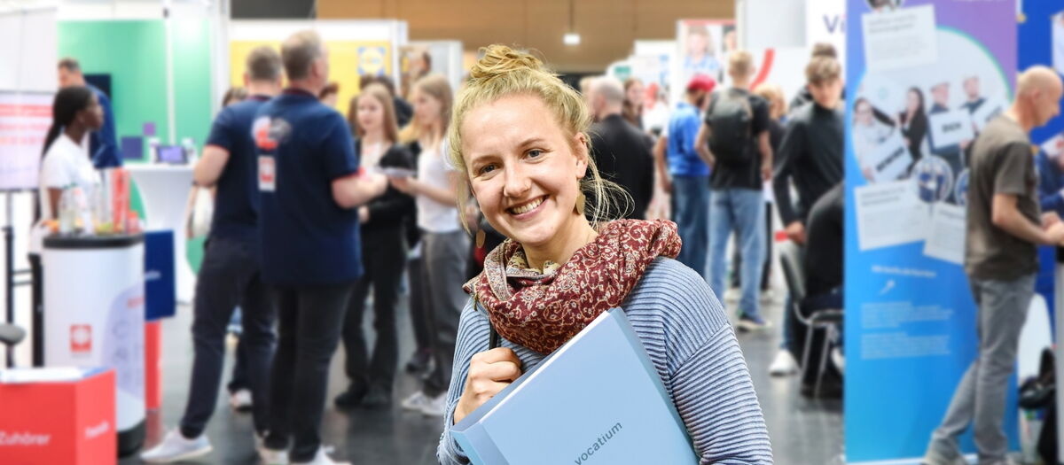 Portrait einer jungen Frau mit Vocatium Mappe