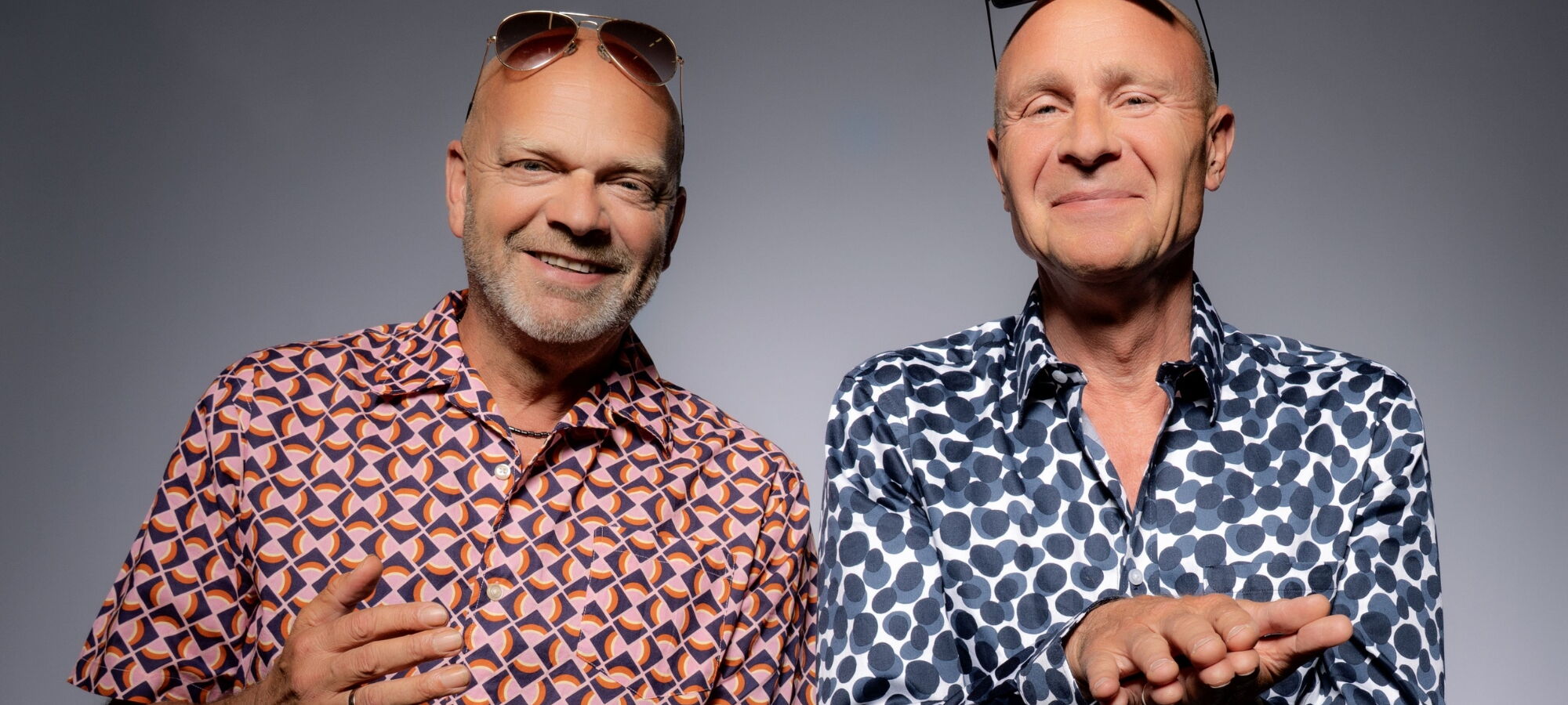 die feisten mit bunten Hemden in die Kamera lachend