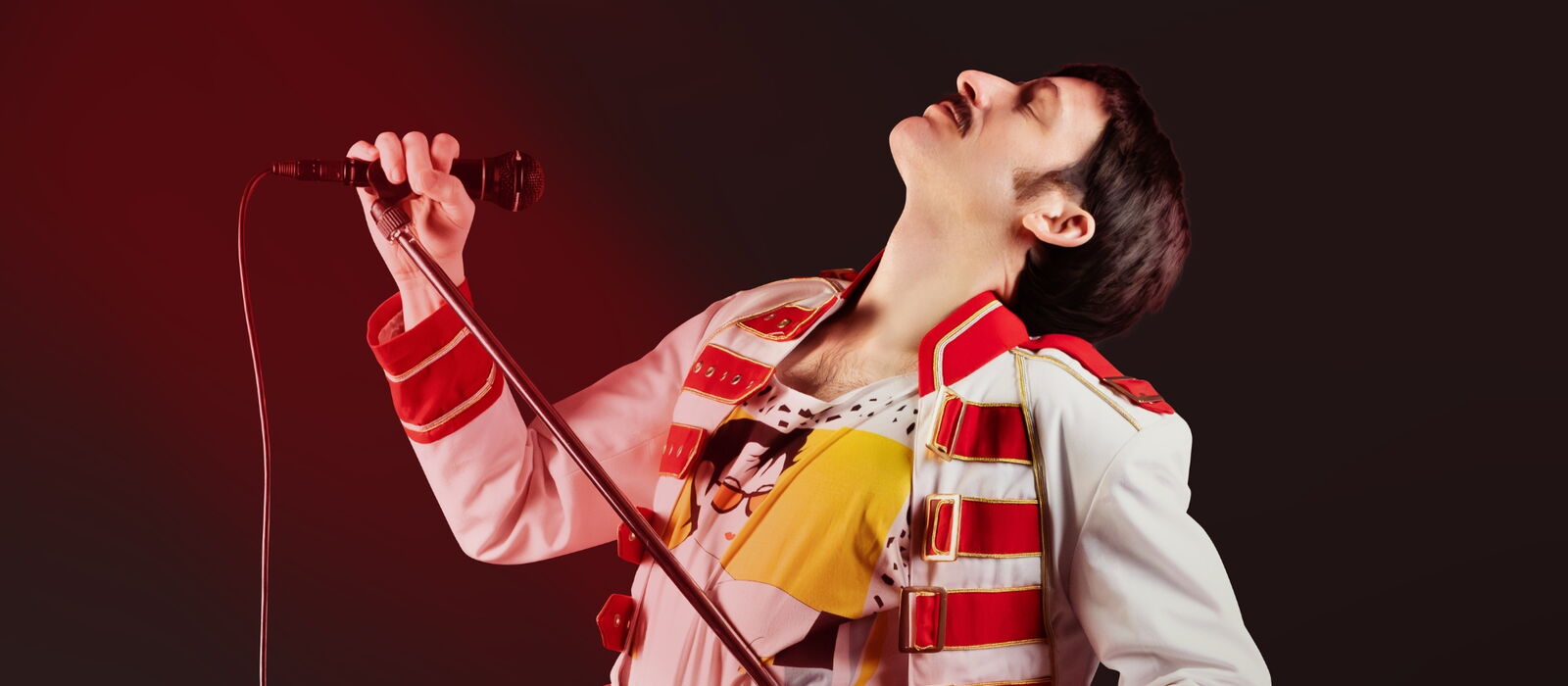Freddie Mercury Double seitlich den Kopf zurückgelehnt