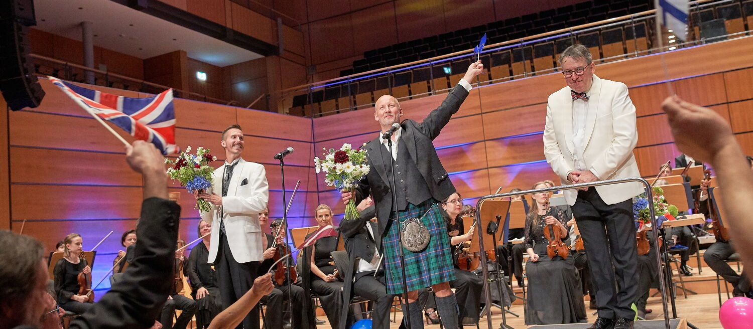 Orchester, Solist und Dirigent auf der Bühne der Musik- und Kongresshalle Lübeck