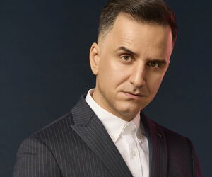 Özcan Cosar Portrait mt schwarzem Anzug und weißem Hemd