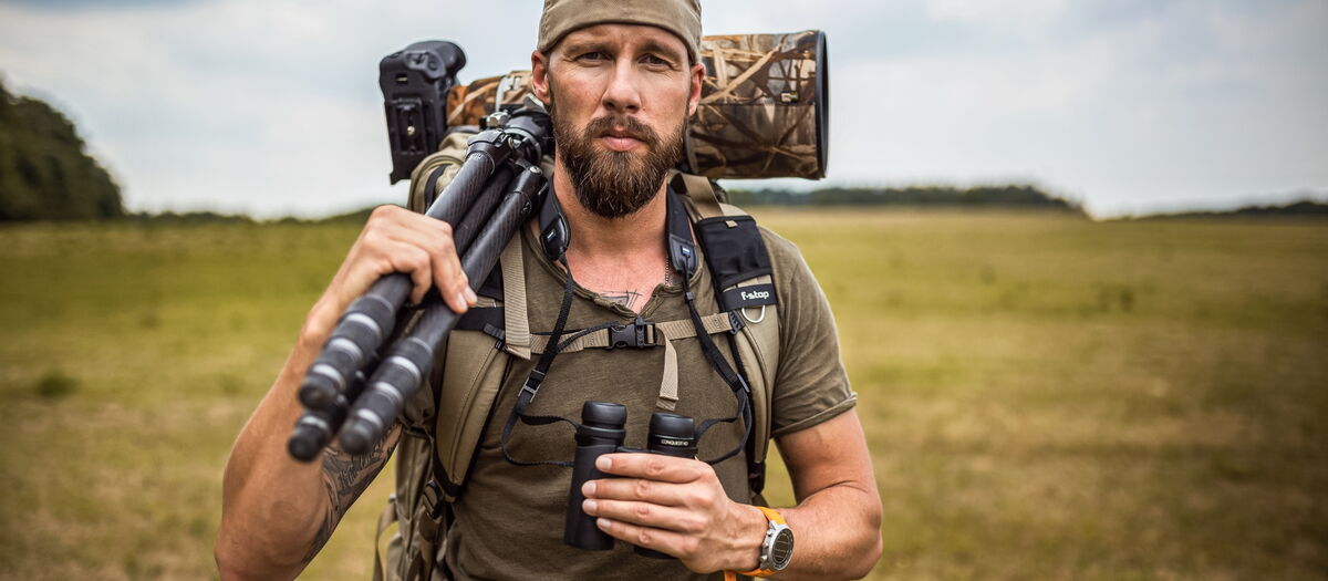 Robert Marc Lehmann mit Outdoor-Ausrüstung in der Natur