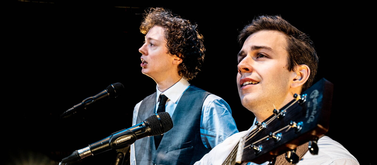 Simon and Garfunkel Cover Sänger in Seitenansicht.