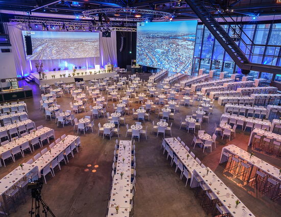 Blick von oben in die Rotunde mit eingedeckten Tischen für einen Galaabend