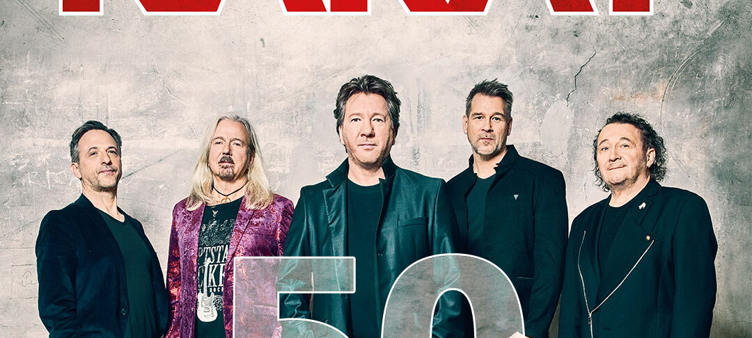 KARAT 50, 50-Jähriges Jubiläum, MUK Lübeck, Copyright Uwe Tölle Die Bandmitglieder von Karat vor einer beigen Wand