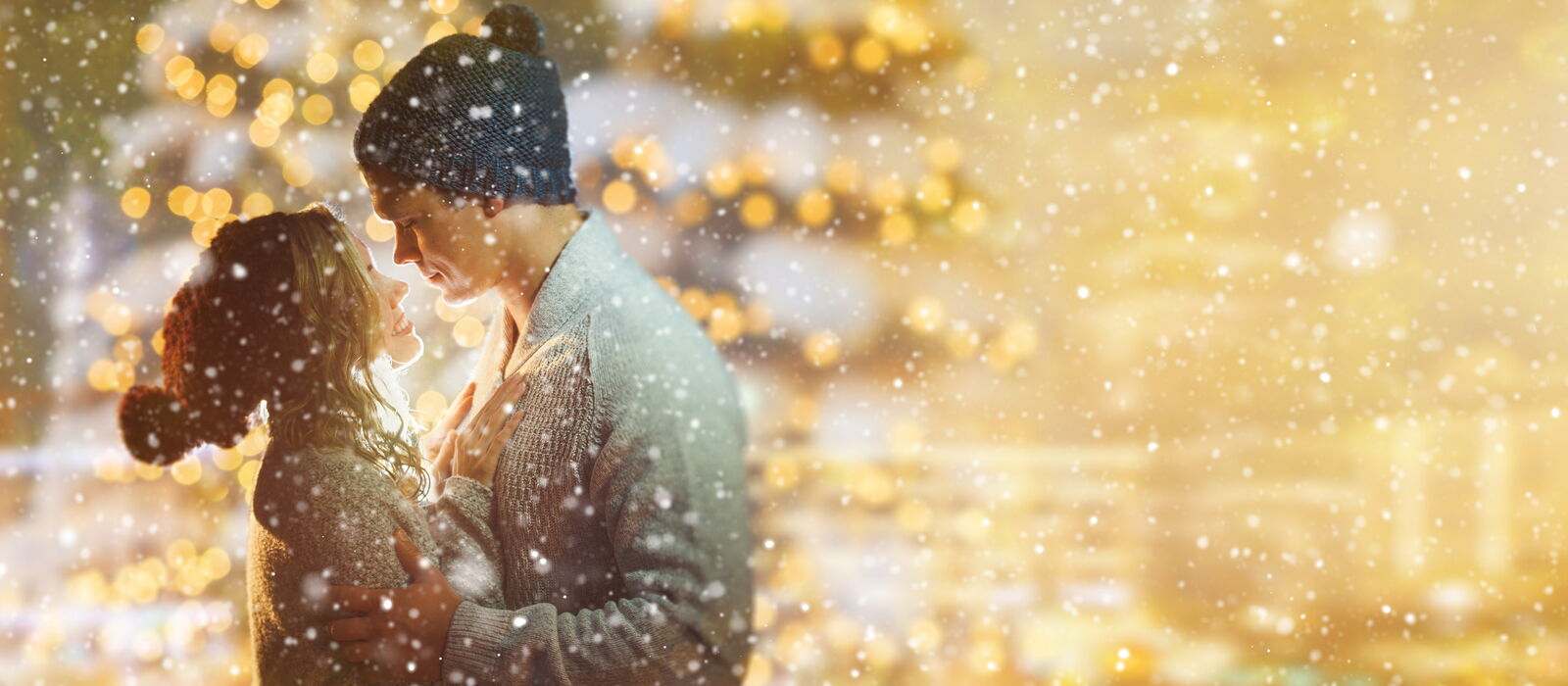 Ein sich anschauendes Pärchen im Schneegestöber.