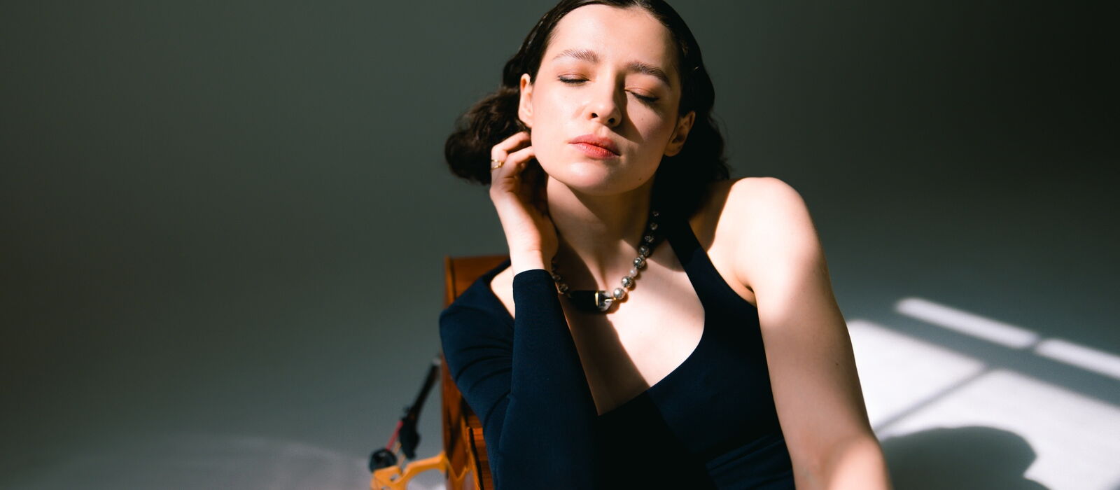 Anastatsia Kobekina, das Gesicht in die Sonne haltend mit geschlossenen Augen.