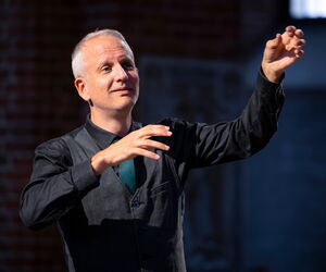 Nicolas Fink dirigierend
