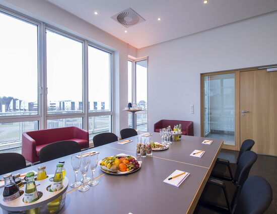 Musik- und Kongresshalle Lübeck Seminarraum mit eingedecktem Tisch