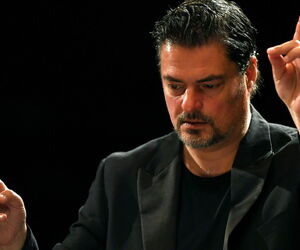 Dirigent George Petrou dirigierend