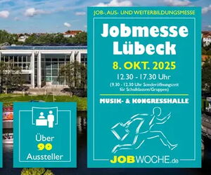 Seitenansicht der Musik- und Kongresshalle mit Infokacheln der Messe, die über das Veranstaltungsdatum 08.10.2025, die Anzahl der 90 Ausstellenden und die erwarteten 3500 Besuchenden informieren.