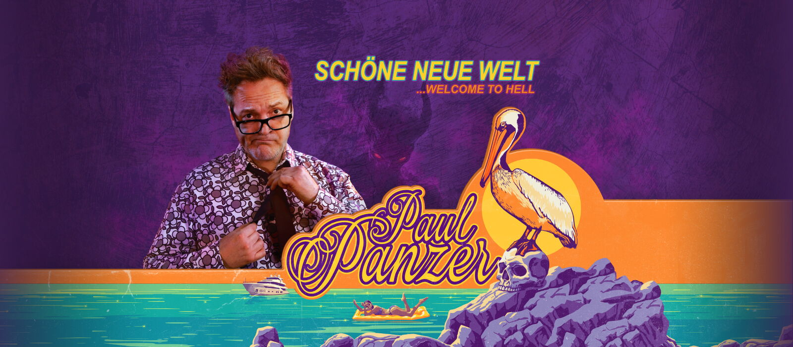 Paul Panzer, Schöne neue Welt...welcome to hell, MUK Lübeck, Cop Paul Panzer in die Kamera schauen, darunter ein Meer mit Boot und Luftmatraze. In der Mitte des Bilder die Bezeichnung Paul Panzer.