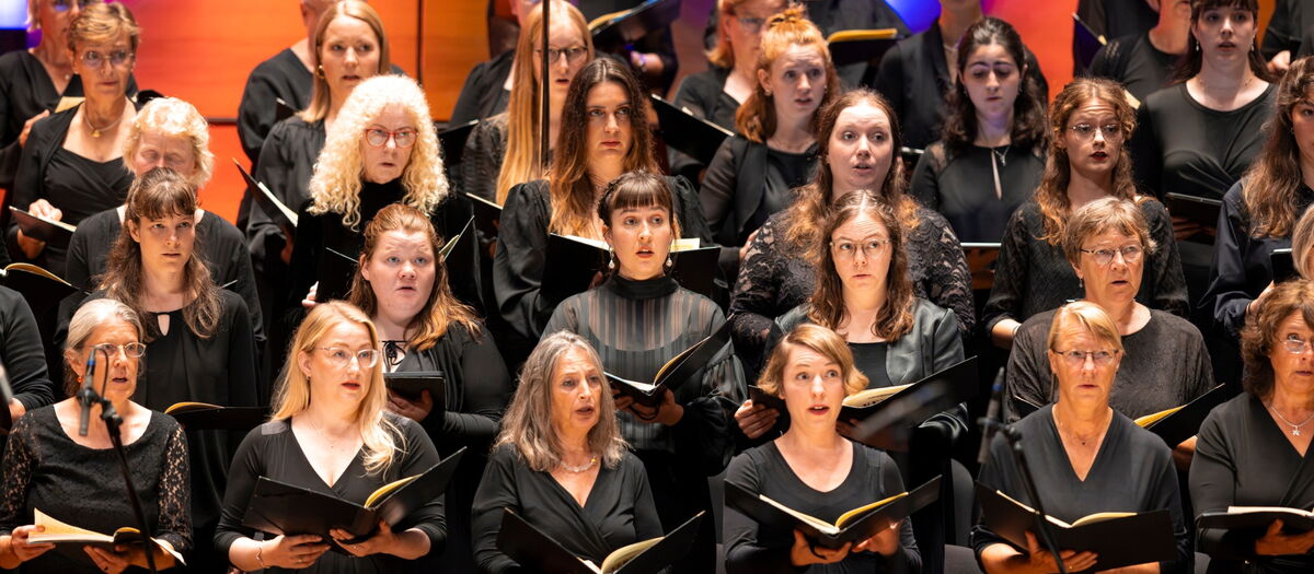 ein Frauenchor singt in schwarzer Kleidung