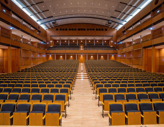 Blick von der Bühne in den Konzertsaal mit Blick auf die Stuhlreihen und den Saalrang