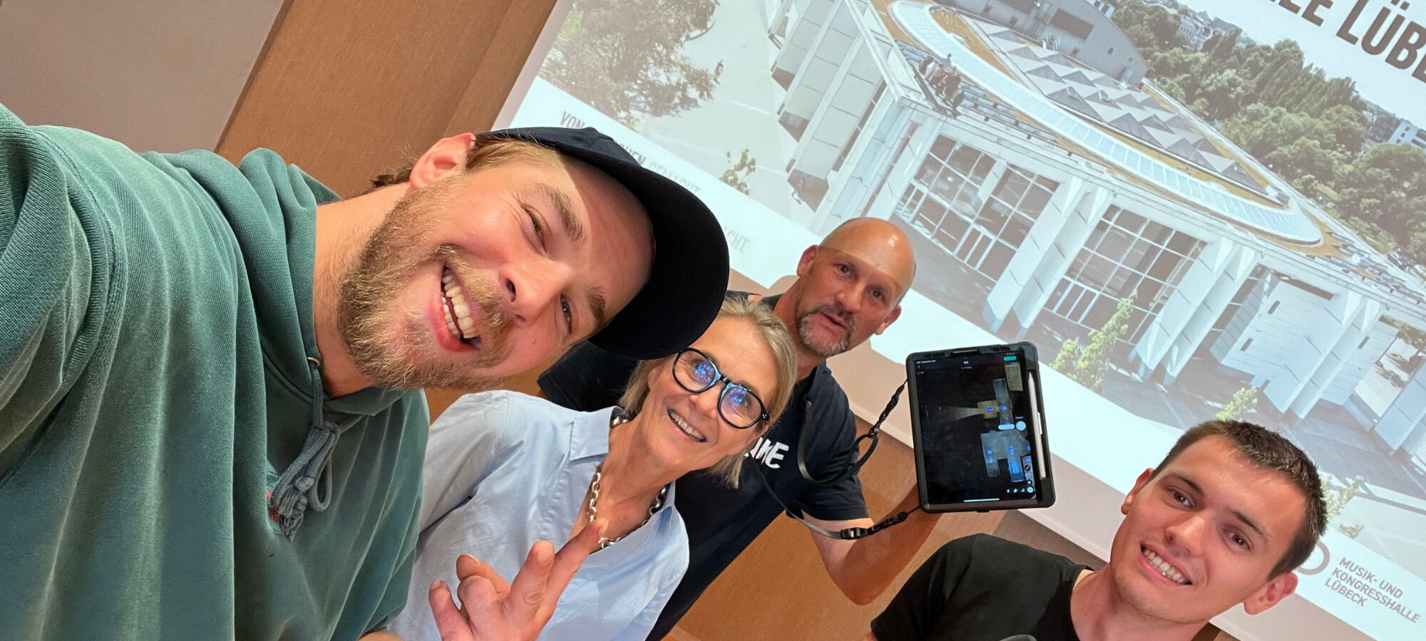 Mitarbeitende der MUK lachen in die Kamera während der 360° - Aufnahmen