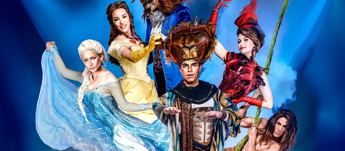 Musical Darsteller:innen in Kostüm und Maske vor blauem Hintergrund.