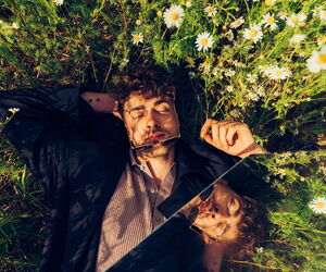 Timon Krause im Gras liegend in der Sonne