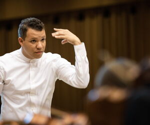 Dirigent Ryan Bancroft dirigierend.
