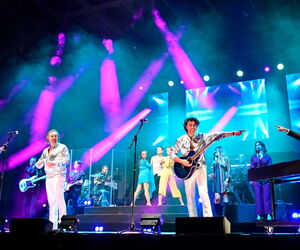 Künstler auf der Bühne performend