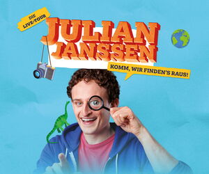 Julian Janssen durch eine Lupe schauend mit blauer Jacke und rotem T-Shirt vor hellblauem Hintergrund. Auf der Jacke zwei grüne Dinos. Schriftzug und Titel der Veranstaltung im oberen Teil des Bildes.