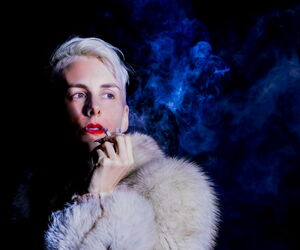 Lisa Eckhart in Pelzjacke rauchend.