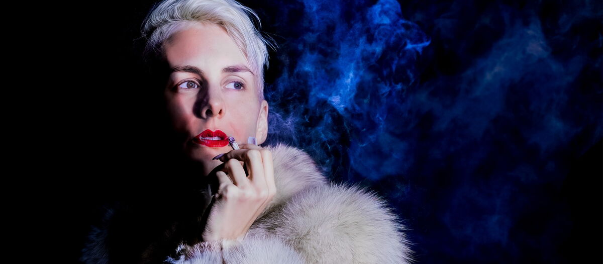 Lisa Eckhart in Pelzjacke rauchend.