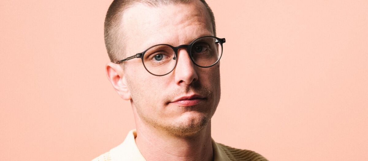 Portrait Moritz Neumeier mit Brille in die Kamera schauend.