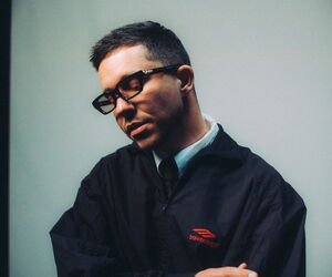 Nico Santos, Kopf zur Seite geneigt, die Augen geschlossen