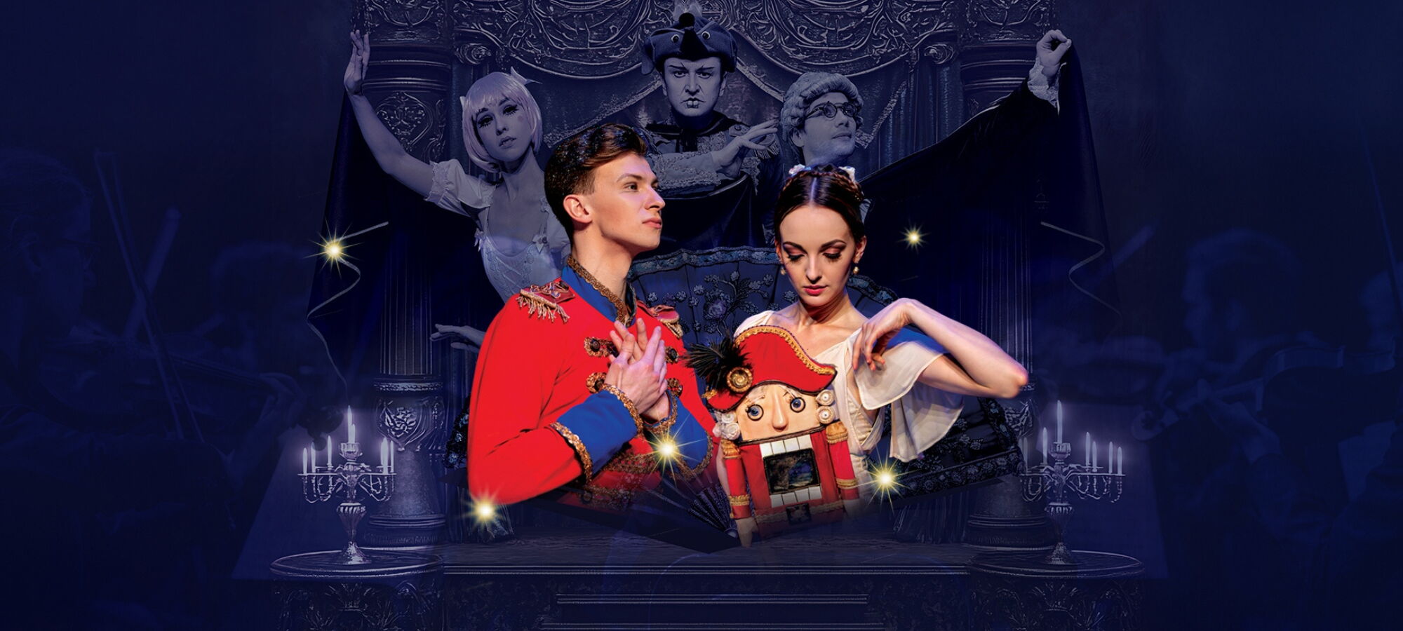 Die Protagonisten mit Bühnenhintergrund