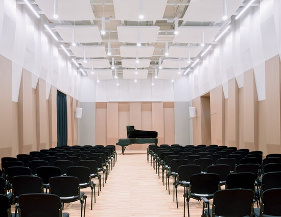 Kleiner Saal mit Reihenbestuhlung und Flügel
