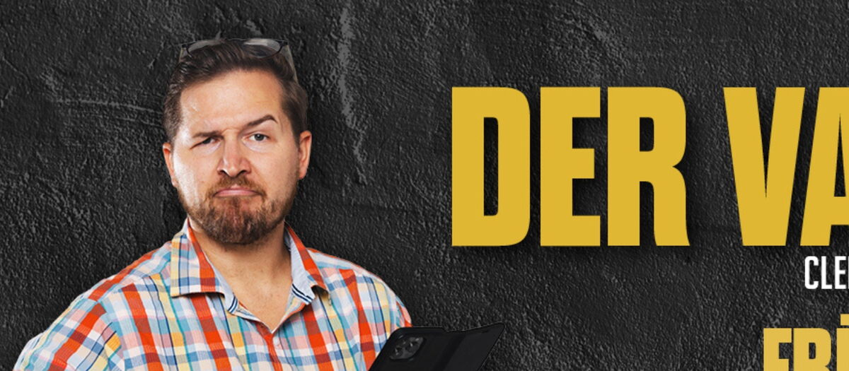 Clemens Brock mit einem Handy in der Hand auf einem dunklem Hintergrund