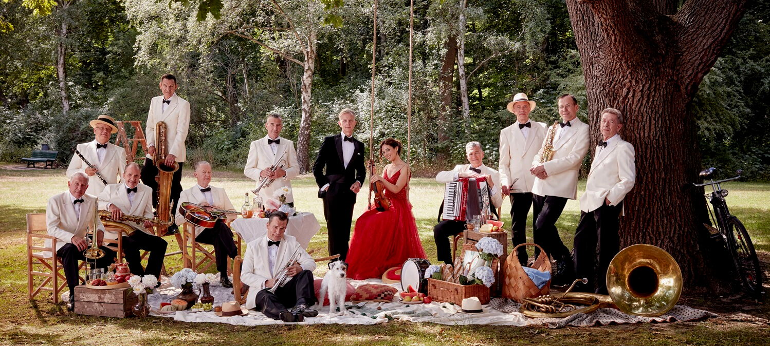Max Raabe und Palast Orchester, MUK Lübeck, Copyright Gregor Hohenberg Max Raabe und das Palast Orchester bei einem Picknick im Park