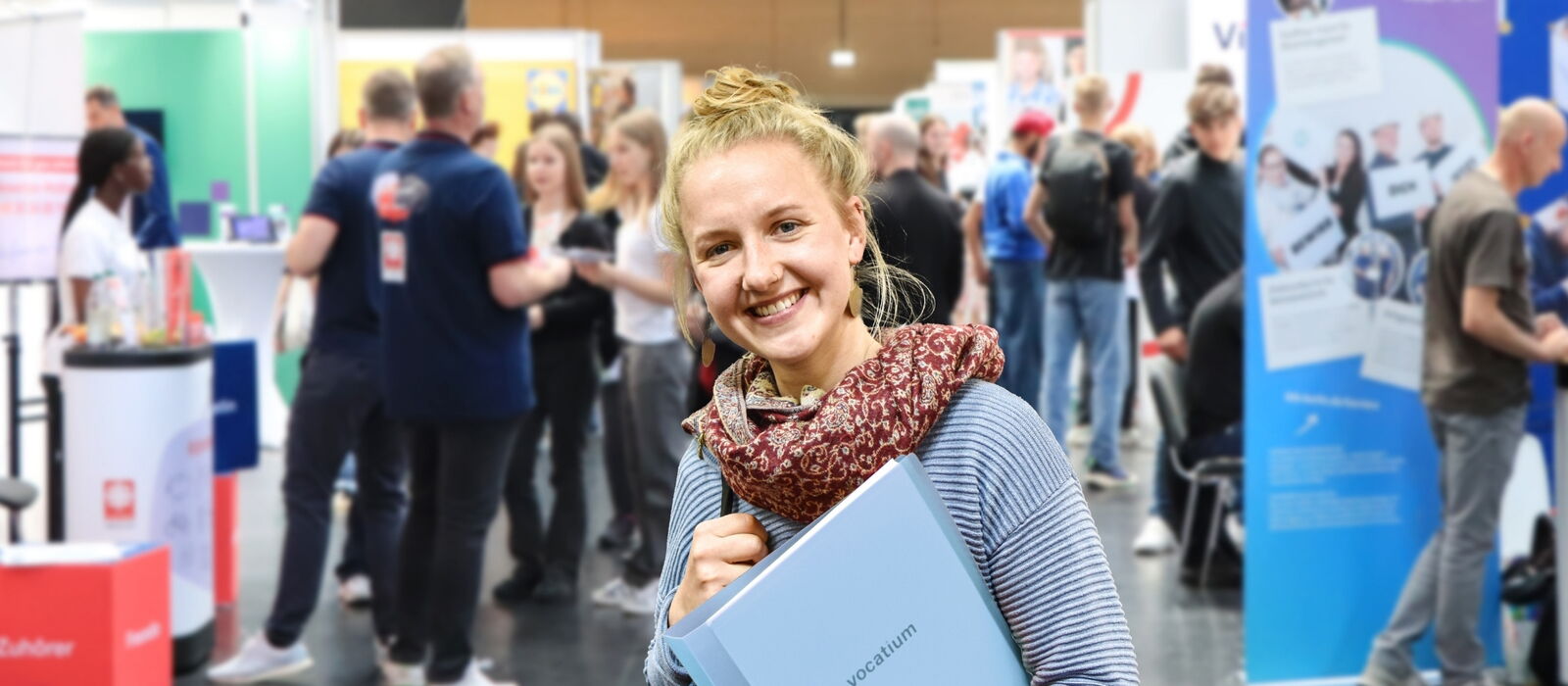 Portrait einer jungen Frau mit Vocatium Mappe