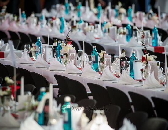 Eingedeckte Tische in parlamentarischer Bestuhlung in der Musik- und Kongresshalle Lübeck