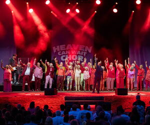 Heaven can Wait Chor auf der Bühne in rotem Scheinwerferlicht