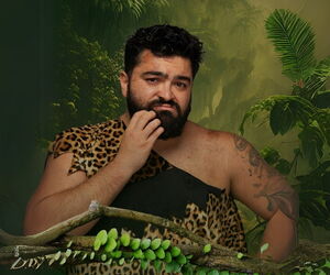 Serdar Karibik im Dschungel mit nachdenklichem Gesichtsausdruck